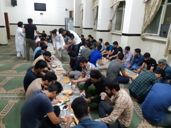 برگزاری افطاری توسط هیئت انصارالحسین (ع) وکانونهای وابسته به دفتر نهاد نمایندگی مقام معظم رهبری در پردیس شهید مطهری دانشگاه فرهنگیان سیستان وبلوچستان