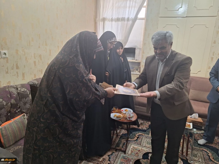 دیدار و تجلیل از خانواده دانشجو معلم شهید حمیدرضا صلواتیان
 3