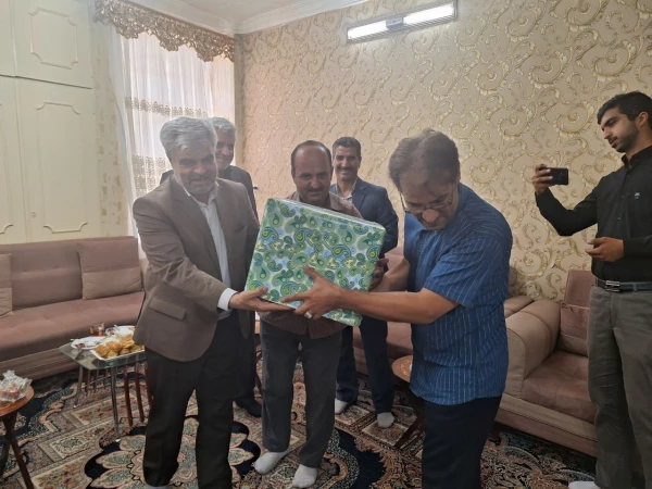 گزارش تصویری دیدار و تجلیل از خانواده دانشجو معلم شهید حمیدرضا صلواتیان
 3