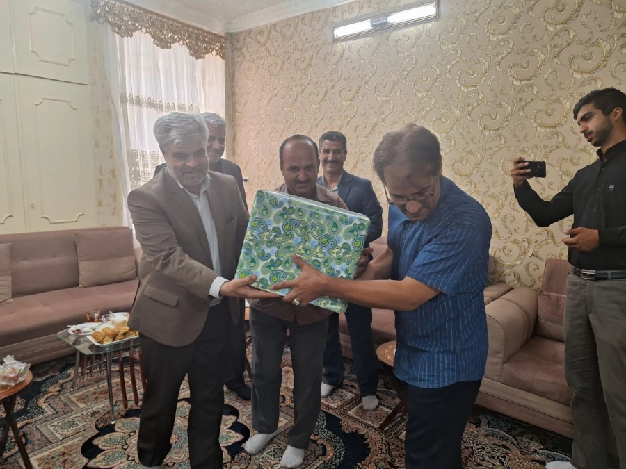 گزارش تصویری دیدار و تجلیل از خانواده دانشجو معلم شهید حمیدرضا صلواتیان
 3