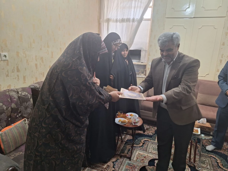 گزارش تصویری دیدار و تجلیل از خانواده دانشجو معلم شهید حمیدرضا صلواتیان
 4