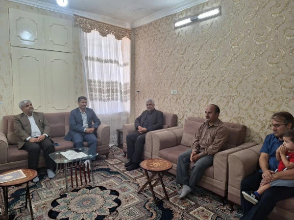 گزارش تصویری دیدار و تجلیل از خانواده دانشجو معلم شهید حمیدرضا صلواتیان
 5