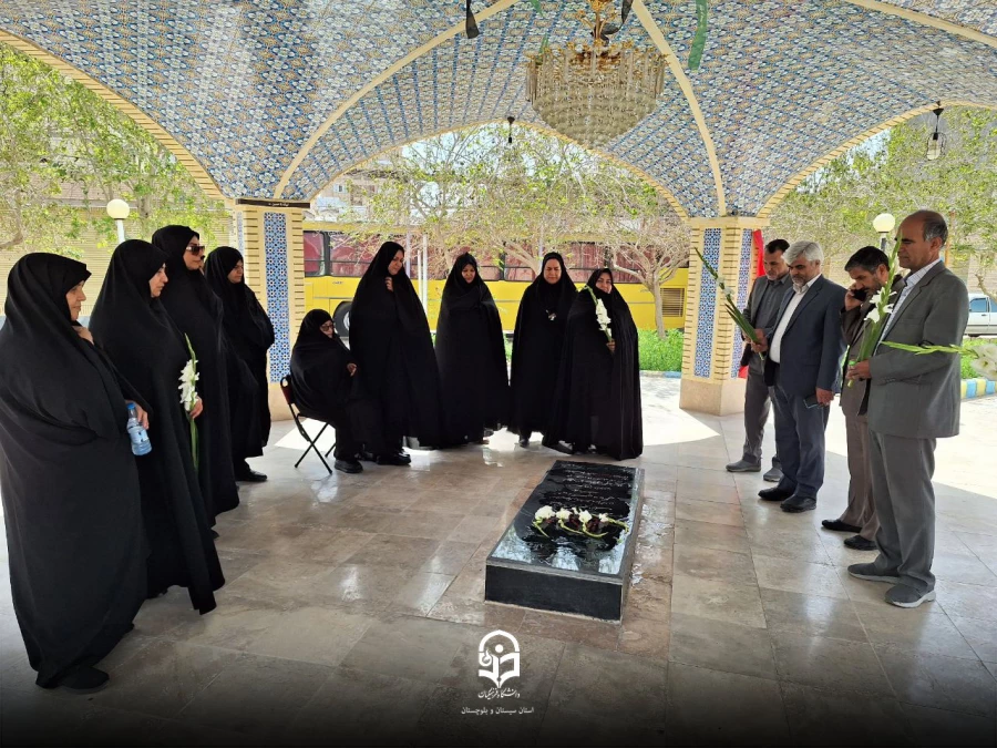 آیین غبار  روبی مزار شهدای گمناو و تجلیل از خانواده شهدای دانشجو معلم  11