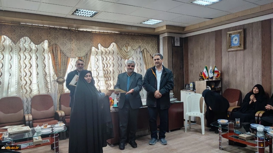 تقدیر سرپرست دانشگاه فرهنگیان سیستان وبلوچستان از همکاران زن پردیس رسالت
 3