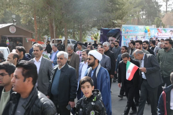  حضور پرشکوه کارکنان، اساتید ودانشجویان دانشگاه فرهنگیان سیستان و بلوچستان درمراسم راهپیمایی ۲۲ بهمن 9