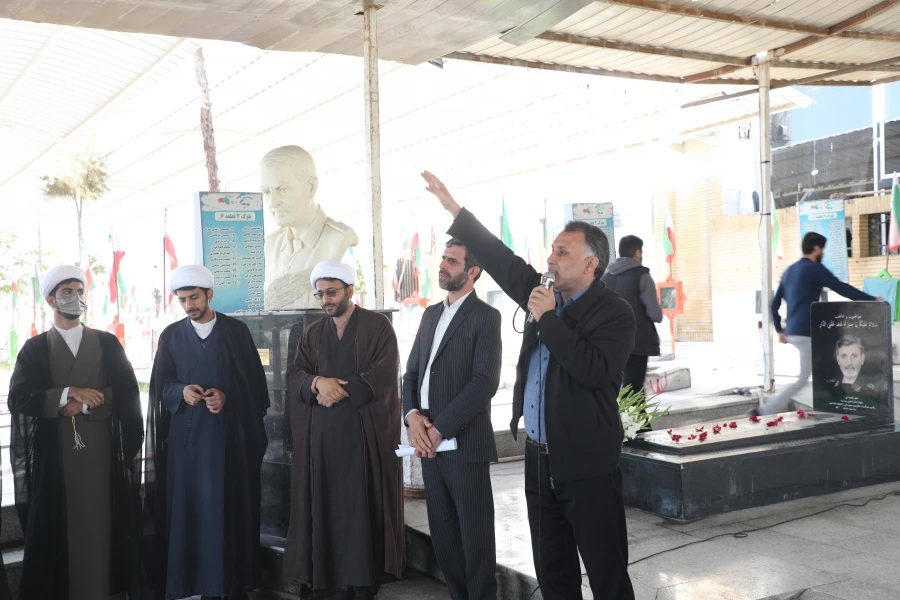 در آستانه چهل و هفتمین سالگرد پیروزی انقلاب اسلامی ، آئین غبار روبی و عطر افشانی مزار شهدا برگزارشد 3