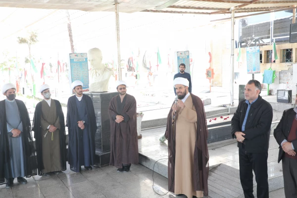 در آستانه چهل و هفتمین سالگرد پیروزی انقلاب اسلامی ، آئین غبار روبی و عطر افشانی مزار شهدا برگزارشد 4