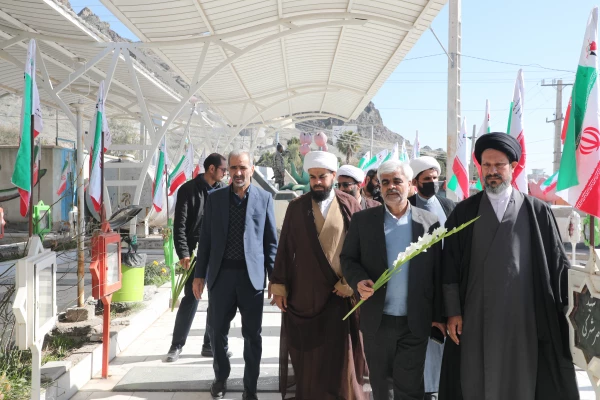 در آستانه چهل و هفتمین سالگرد پیروزی انقلاب اسلامی ، آئین غبار روبی و عطر افشانی مزار شهدا برگزارشد 5