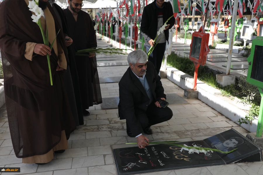 در آستانه چهل و هفتمین سالگرد پیروزی انقلاب اسلامی ، آئین غبار روبی و عطر افشانی مزار شهدا برگزارشد 7