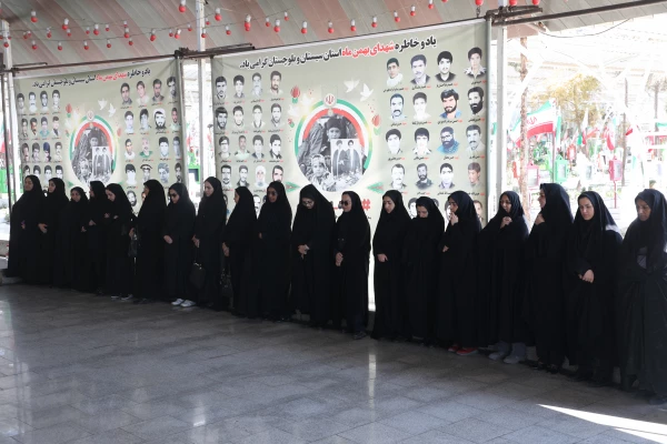 در آستانه چهل و هفتمین سالگرد پیروزی انقلاب اسلامی ، آئین غبار روبی و عطر افشانی مزار شهدا برگزارشد 8