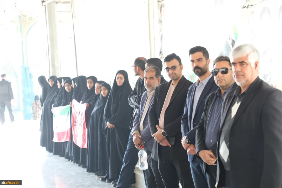 در آستانه چهل و هفتمین سالگرد پیروزی انقلاب اسلامی ، آئین غبار روبی و عطر افشانی مزار شهدا برگزارشد 10