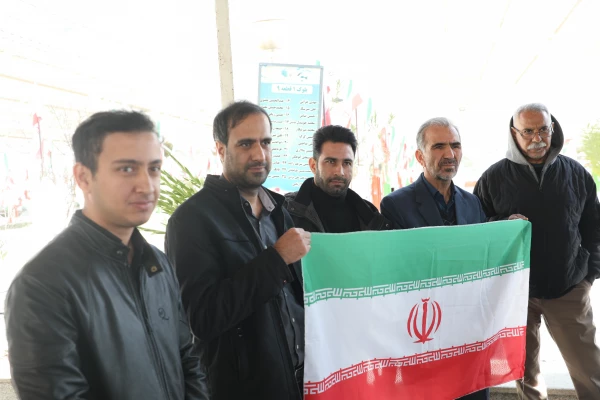 در آستانه چهل و هفتمین سالگرد پیروزی انقلاب اسلامی ، آئین غبار روبی و عطر افشانی مزار شهدا برگزارشد 11