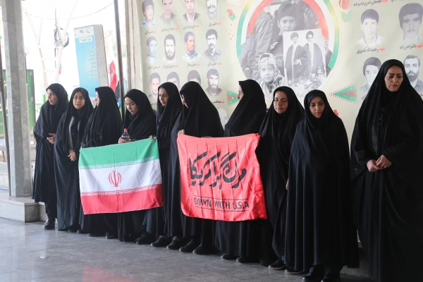 در آستانه چهل و هفتمین سالگرد پیروزی انقلاب اسلامی ، آئین غبار روبی و عطر افشانی مزار شهدا برگزارشد 13