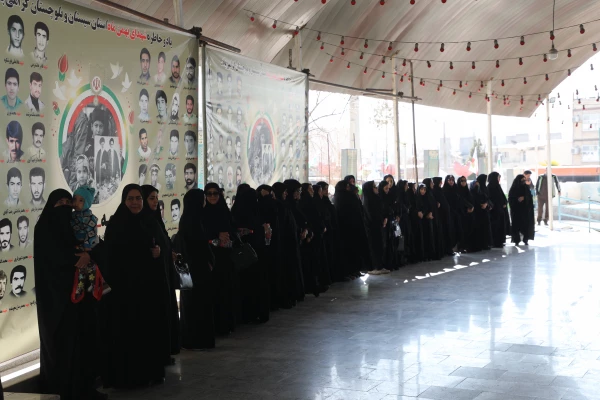 در آستانه چهل و هفتمین سالگرد پیروزی انقلاب اسلامی ، آئین غبار روبی و عطر افشانی مزار شهدا برگزارشد 14