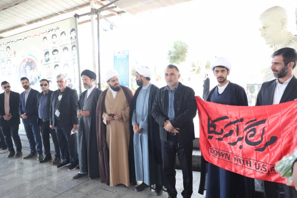 در آستانه چهل و هفتمین سالگرد پیروزی انقلاب اسلامی ، آئین غبار روبی و عطر افشانی مزار شهدا برگزارشد 16